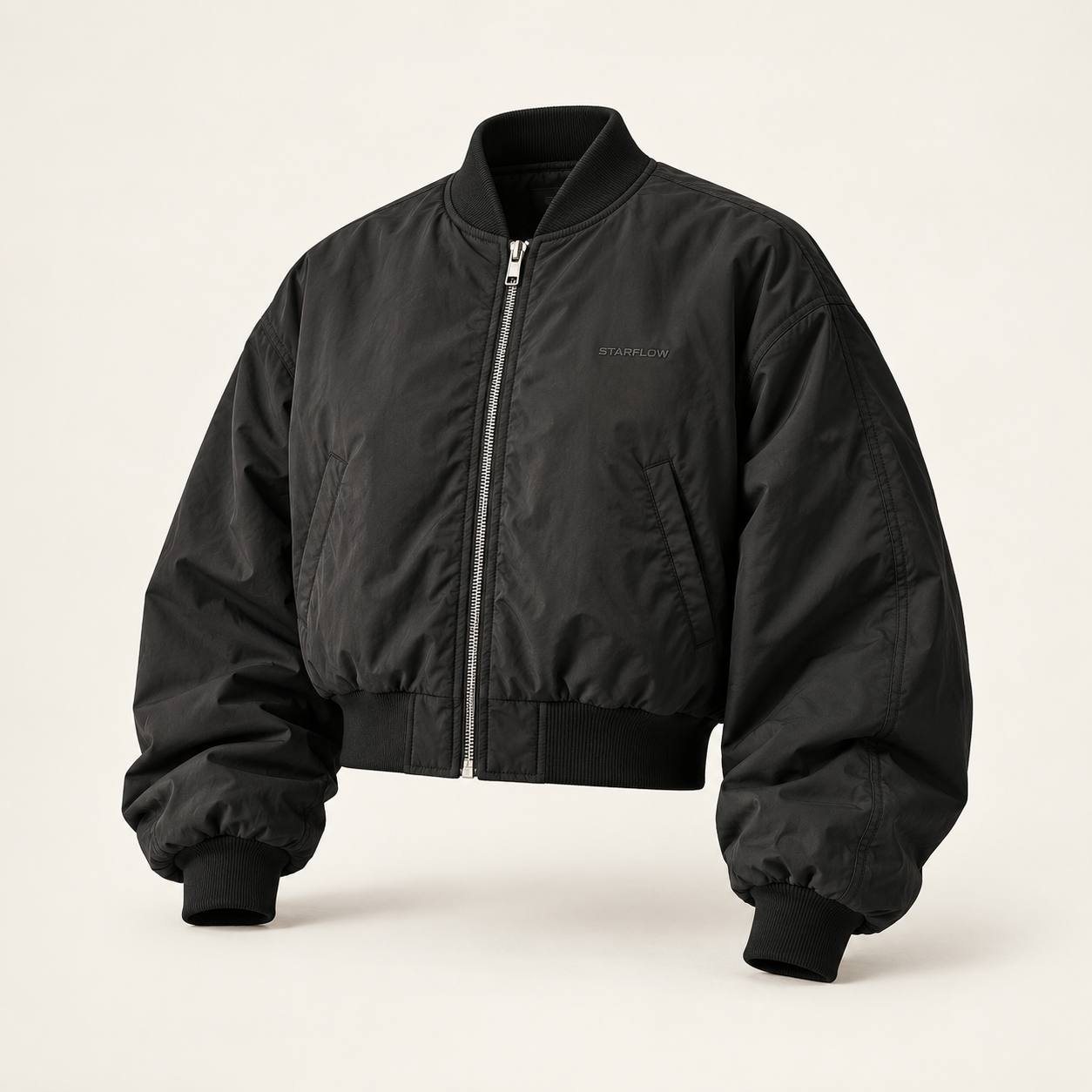 Strata Bomber – zkrácená černá letecká bunda z nylonu, zepředu